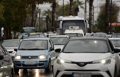 Μεγάλα μποτιλιαρίσματα λόγω της βροχόπτωσης - Ποιοι δρόμοι αντιμετωπίζουν προβλήματα