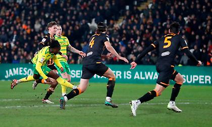 Έμεινε όρθιος ανάμεσα στη μισή αντίπαλη ενδεκάδα & εντέλει σκόραρε με το εξωτερικό πέφτοντας!