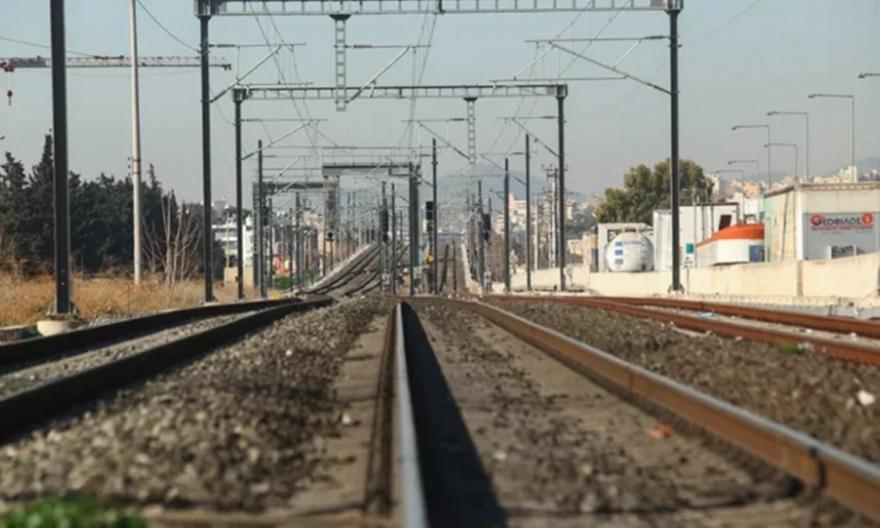 Τρένο της γραμμής Θεσσαλονίκη-Δράμα προσέκρουσε σε δέντρο - Τραυματίστηκε μηχανοδηγός