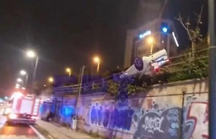 Τροχαίο στην Ηλιούπολη: Ανατράπηκε ΙΧ αυτοκίνητο και κρεμόταν από τις προστατευτικές μπάρες