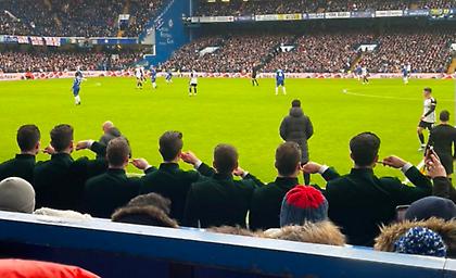 Επτά άνδρες βούρτσιζαν τα δόντια τους πίσω από τον πάγκο της Τσέλσι - Λύθηκε το μυστήριο