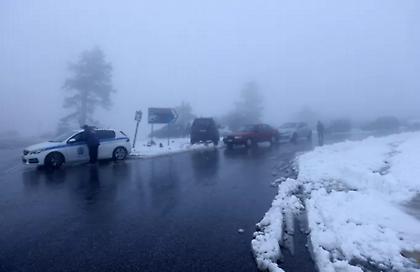 Διακοπή κυκλοφορία στη Πάρνηθα, στο ύψος του τελεφερίκ, λόγω χιονόπτωσης