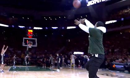 Φίλος των Μπακς ευστόχησε από το κέντρο και κέρδισε 10.000 δολάρια