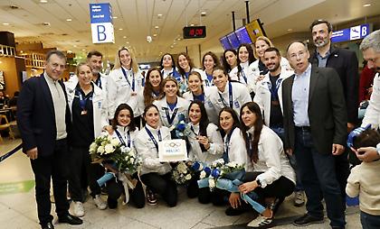 Επέστρεψαν στην Ελλάδα και αποθεώθηκαν οι χάλκινες πρωταθλήτριες!