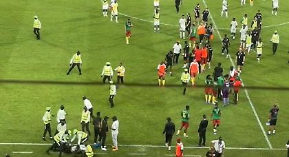 Εισέβαλαν οπαδοί μετά τη λήξη του Καμερούν-Γουινέα