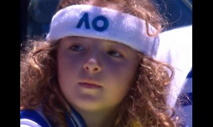 Ο μικρός φίλος του Τσιτσιπά που τράβηξε τα βλέμματα πάνω του στο «Melbourne Park»