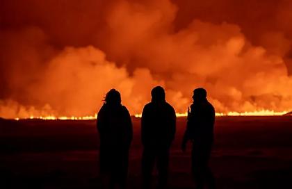 Σε κατάσταση έκτακτης ανάγκης η Ισλανδία μετά την έκρηξη ηφαιστείου – Η λάβα έφτασε στο Γκρίνταβικ – Καίγονται σπίτια