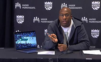 Γκρίνια προπονητή Κινγκς μετά την ήττα από τους Μπακς: Έβγαλε λάπτοπ για αμφισβητούμενες φάσεις