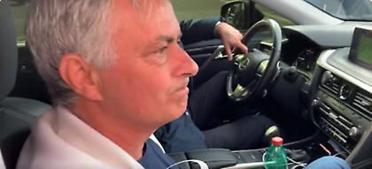 Σταμάτησε στον δρόμο να αποχαιρετήσει τους φίλους της Ρόμα ο συγκινημένος Μουρίνιο