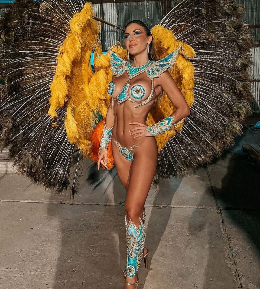 Σχεδόν γυμνή η σύντροφος του Λισάντρο Μαρτίνες σε καρναβάλι