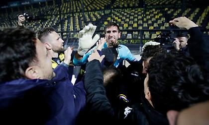 Οι αγκαλιές στον ήρωα Κουέστα και ο πανευτυχής Καρυπίδης: Τα… κλικ από τους πανηγυρισμούς του Άρη