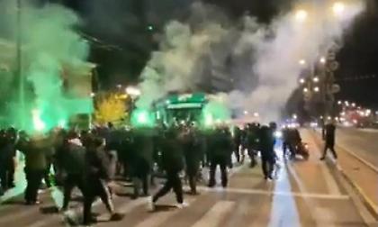 Οπαδοί του Παναθηναϊκού… φρέναραν το πούλμαν και αποθέωσαν την αποστολή για την πρόκριση μέσα στο Καραϊσκάκη!