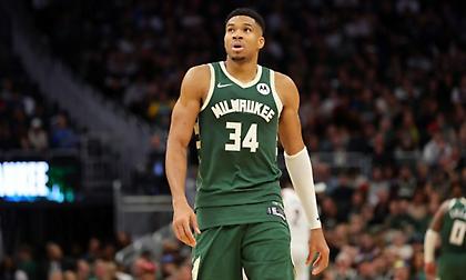 Νοκ άουτ για Μπακς ο Γιάννης με πρόβλημα στον ώμο!