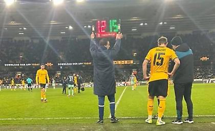 Οπαδός της Γουλβς αντικατέστησε τον τέταρτο διαιτητή στην παράταση του παιχνιδιού κόντρα στη Μπρέντφορντ