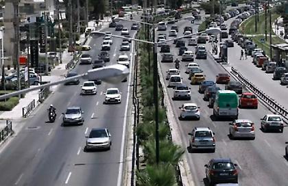 Μποτιλιάρισμα χιλιομέτρων λόγω τροχαίου στον Κηφισό – «Ουρές» στην άνοδο απο Μοσχάτο μέχρι Λ. Αθηνών!