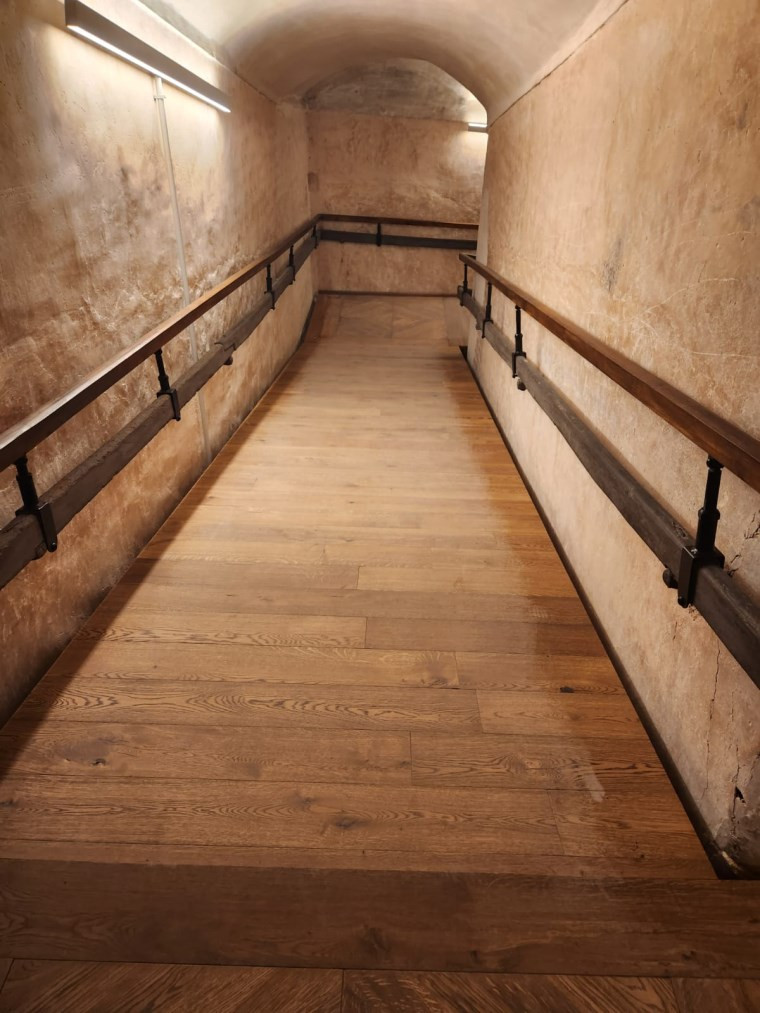 Cumhuriyet: «Έστρωσαν με παρκέ τις ιστορικές σκάλες της Αγίας Σοφίας»