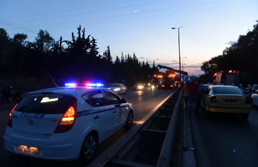 Διαρρήκτες έκλεψαν αντικείμενα από αυτοκίνητο - Τράκαραν κατά τη διαφυγή τους και... παράτησαν το αμάξι τους στη μέση!
