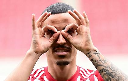 Ο Τσικίνιο για πρώτη φορά με τα ερυθρόλευκα (pics)