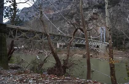Τέμπη: Διαλυμένη η κρεμαστή γέφυρα στην Αγίας Παρασκευής που υπέστη ζημιές απο την κακοκαιρία Daniel