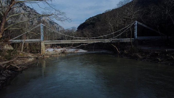 Τέμπη: Διαλυμένη η κρεμαστή γέφυρα στην Αγίας Παρασκευής