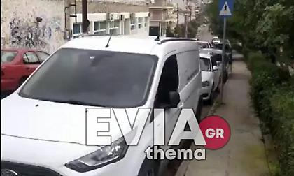 Έγκλημα στη Χαλκίδα: «Μια γυναίκα σκοτώνει τον άντρα μου», φώναζε η σύζυγος του θύματος από το μπαλκόνι