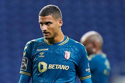 Φουλάρει για στόπερ, εξτρέμ και ίσως για επιθετικό ο Ολυμπιακός