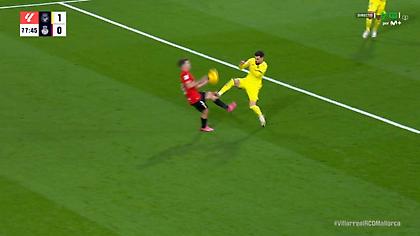 Κι όμως, δεν δόθηκε ούτε φάουλ ούτε κάρτα για αυτό το μαρκάρισμα