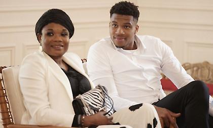 Αντετοκούνμπο: Έκανε... promo το τραγούδι της μητέρας του στα αποδυτήρια των Μπακς