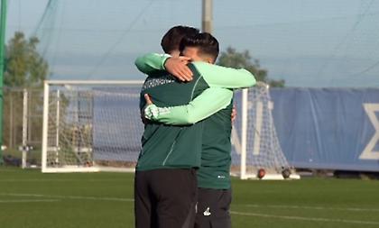 Η αγκαλιά Ιωαννίδη - Μπακασέτα στην προπόνηση του Παναθηναϊκού