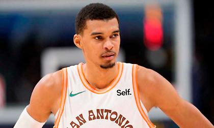 «Οι Σπερς δεν καλούν στο τηλέφωνο τον Γουεμπανιάμα μετά τις 21:30 γιατί τότε διαβάζει και μετά πέφτει για ύπνο»!