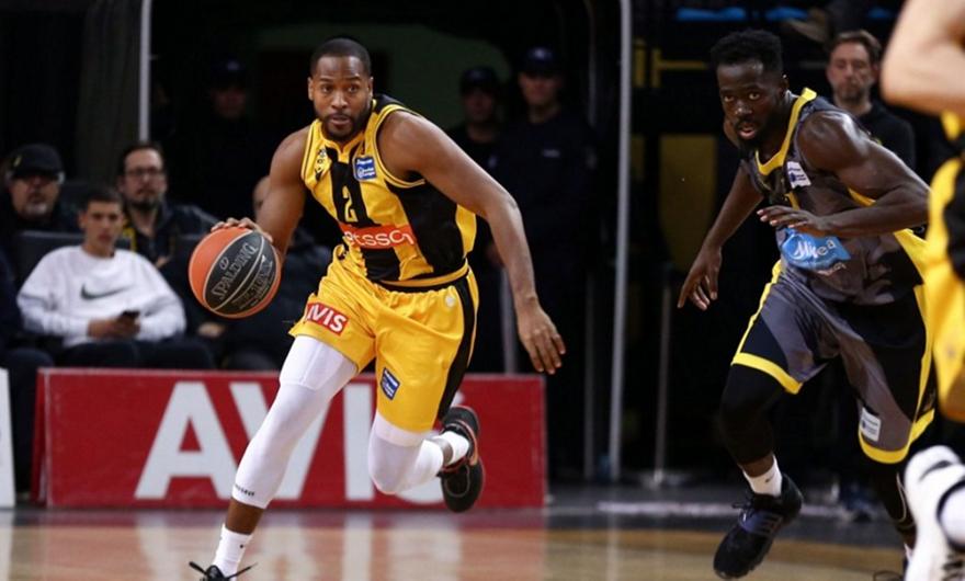 ΑΕΚ Βetsson: Διάστρεμμα ο Χολ, δύσκολα για Καρδίτσα