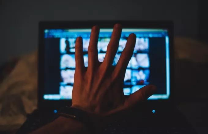 Θεσσαλονίκη: Κατήγγειλε τον σύντροφό της πως βιντεοσκοπούσε κρυφά τις στιγμές τους