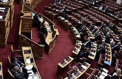 Βουλή: Υπερψηφίστηκε επί της αρχής και επί των άρθρων το νομοσχέδιο για την αποτροπή της οπαδικής βίας