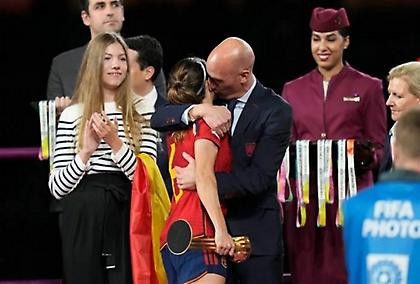 Σε δίκη ο Ρουμπιάλες για το φιλί στην Ερμόσο