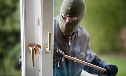 Διαρρήκτης εγκλωβίστηκε σε ταράτσα πολυκατοικίας και απειλούσε να πέσει στο κενό