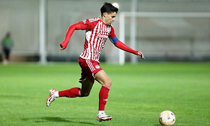 Δυσαρέσκεια στον Ολυμπιακό για τη διαιτησία και τον αγωνιστικό χώρο στο ματς με τον Τηλυκράτη