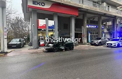 «Τρελή» πορεία αυτοκινήτου στη Θεσσαλονίκη – Έπεσε πάνω σε έξι σταθμευμένα, δύο τραυματίες