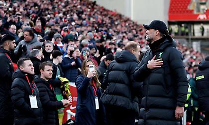 Συγκινημένος ο Κλοπ στο πρώτο του παιχνίδι στο «Άνφιλντ» μετά την ανακοίνωση ότι θα αποχωρήσει από τη Λίβερπουλ