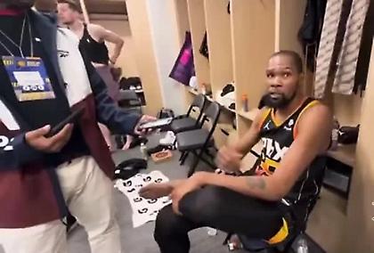 Παίκτης των Σανς ξεγυμνώθηκε την ώρα που ο Ντουράντ έκανε δηλώσεις on camera