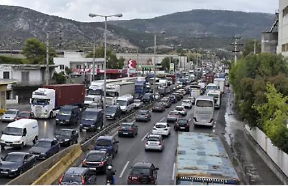 Φωτιά σε όχημα στην Αττική Οδό: Κλειστή η δεξιά λωρίδα στο ρεύμα προς Αεροδρόμιο!