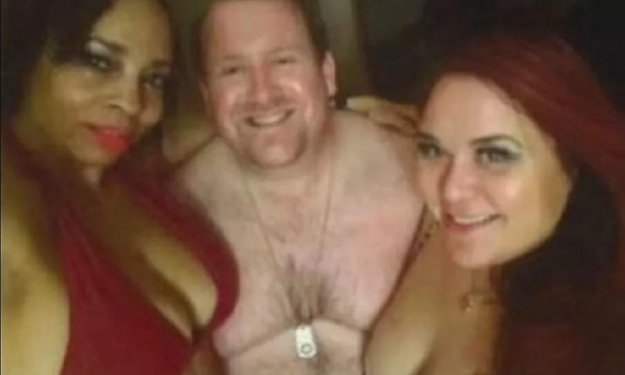 «Είναι περιτριγυρισμένος από φοβερά β@@@»: Σάλος με γυναίκα δικαστή που πόζαρε σε τζακούζι μαζί με συνηγόρους!