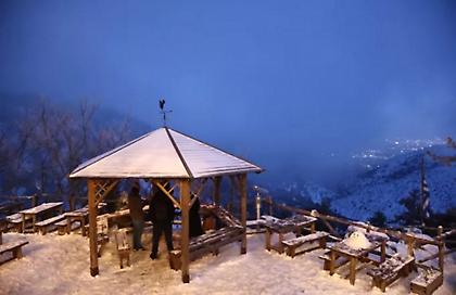 Η πυροσβεστική απεγκλώβισε πέντε άτομα από τη Δίρφυ