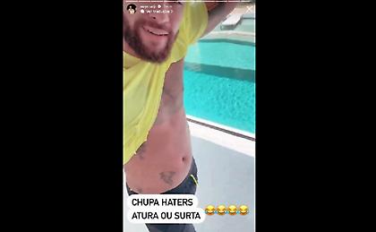 Τα «έχωσε» με άσεμνες χειρονομίες για τις fake φωτογραφίες με παραπανίσια κιλά ο Νεϊμάρ!