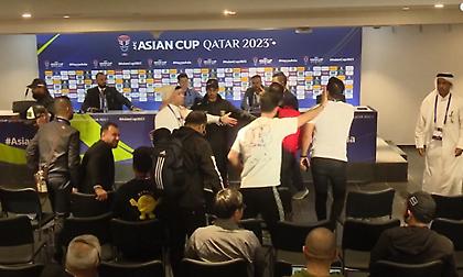 Απίστευτες σκηνές: Επίθεση δημοσιογράφων στον προπονητή του Ιράκ στη συν. Τύπου μετά τον αποκλεισμό