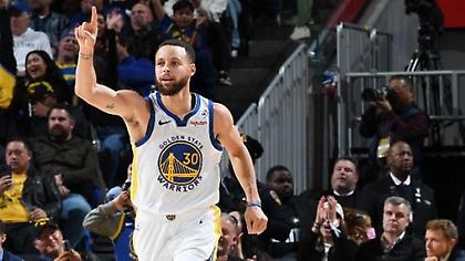 Ο Κάρι, με 8/13 τρίποντα και 37 πόντους, «εκτέλεσε» τους Σίξερς