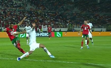 Μπήκε και κέρδισε πέναλτι ο Ελ Κααμπί - Το έχασε ο Χακίμι και… σπίτι του το Μαρόκο!