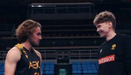 Ο Τσιτσιπάς φόρεσε τη φανέλα της ΑΕΚ και δέχτηκε την... πρόκληση του Κουζμίνσκας!