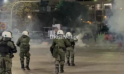 Θεσσαλονίκη: Νέα επεισόδια με κουκουλοφόρους και ΜΑΤ έξω από το ΑΠΘ