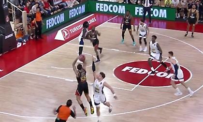 Το απίθανο τρίποντο του Τζέιμς, με το οποίο νίκησε (πάλι) το χρονόμετρο!