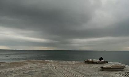 Tοπικές βροχές  και μικρή πτώση της θερμοκρασίας την Παρασκευή